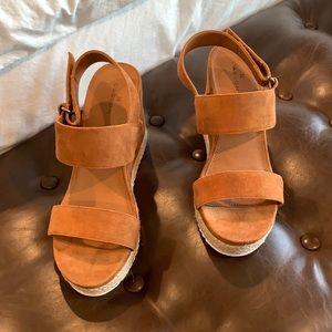 Caslon Wedges